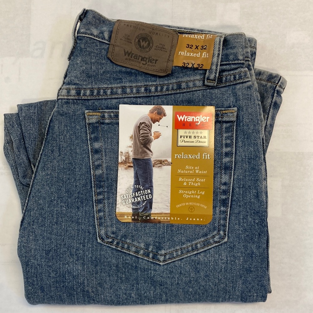 Wrangler Men’s Relaxed Fit jeans. Size 32x32. Relaxed straight fit.
